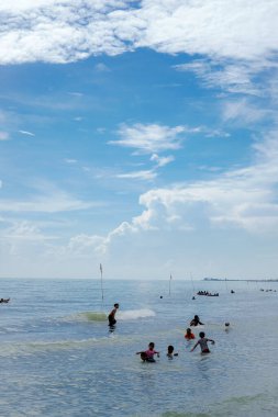 Indramayu jawa barat, 21 Nisan 2024 - fotokopi alanı için açık bir gökyüzü arkaplanı ile kıyı şeridinden güzel görünüyor..