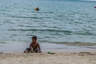 Jepara, Central Java, 18 Nisan 2024 - küçük çocuklar sahilde fotokopi için boş alanla oynuyorlar..