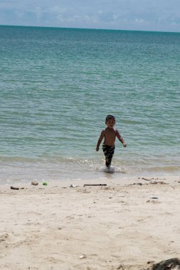 Jepara, Central Java, 18 Nisan 2024 - küçük çocuklar sahilde fotokopi için boş alanla oynuyorlar..