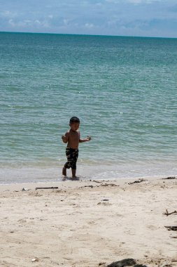 Jepara, Central Java, 18 Nisan 2024 - küçük çocuklar sahilde fotokopi için boş alanla oynuyorlar..