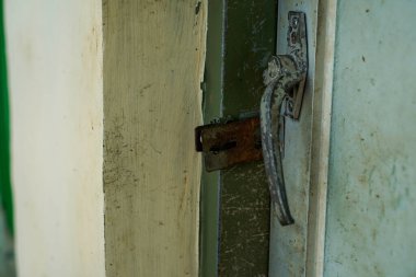 Yaşlandıkça bozulmaya başlayan alüminyum pencere kilidinin yakın plan görüntüsü.