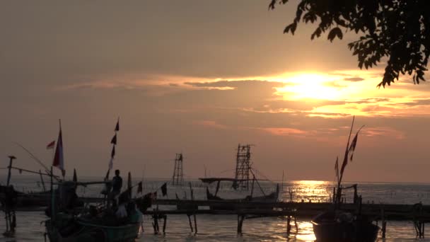 Sekelompok Kapal Nelayan Berlabuh Dermaga Tepi Laut Dengan Latar Belakang — Stok Video