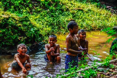 Depok, Batı Java, 5 Mayıs 2024 - Çocuklar arkadaşlarıyla sığ nehirde oynuyorlar..