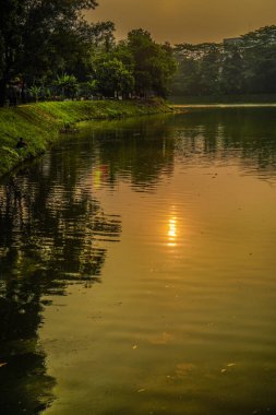 Gölde gün batımının muhteşem manzarası, boş alan reklamı için açık gökyüzü.