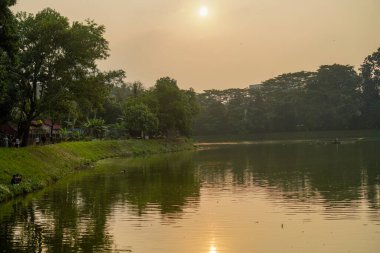 Gölde gün batımının muhteşem manzarası, boş alan reklamı için açık gökyüzü.