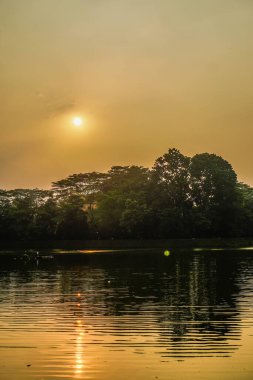 Gölde gün batımının muhteşem manzarası, boş alan reklamı için açık gökyüzü.