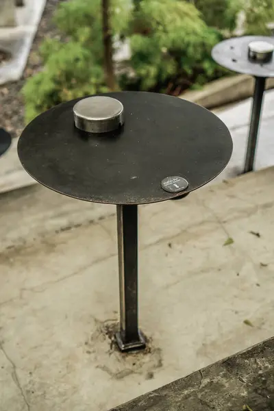 Yemek sipariş etmek için düğmeleri olan kafe masası. Endonezyaca.