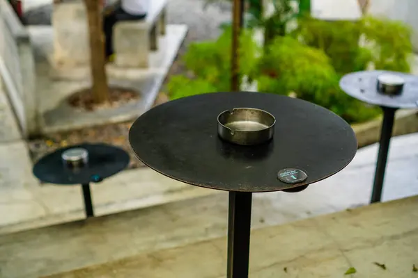 Yemek sipariş etmek için düğmeleri olan kafe masası. Endonezyaca.