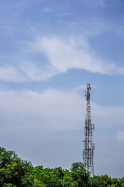 Arkasında yüzen bulutlar bulunan yüksek iletişim anteni reklam alanı olarak kullanılıyor.