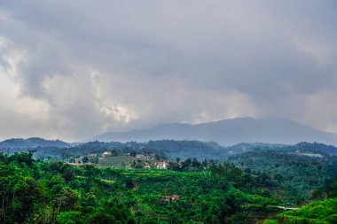 Dağları siyah bulutlarla kaplı güzel doğal dağ manzarası reklam için boş bir alan..