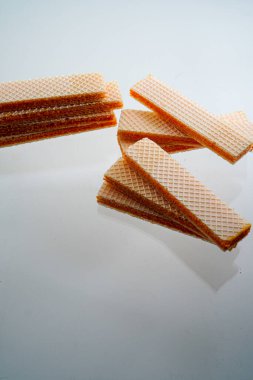 Beyaz üzerine izole edilmiş bisküvinin fotokopi alanı ile yakın görüntüsü. abur cubur.
