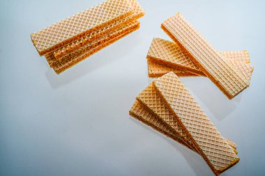 Beyaz üzerine izole edilmiş bisküvinin fotokopi alanı ile yakın görüntüsü. abur cubur.