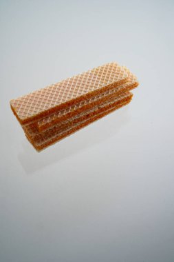 Beyaz üzerine izole edilmiş bisküvinin fotokopi alanı ile yakın görüntüsü. abur cubur.