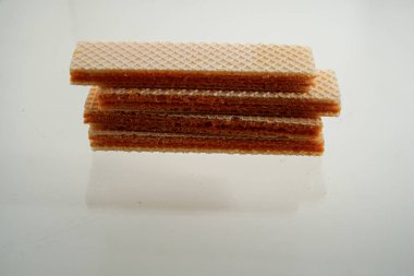 Beyaz üzerine izole edilmiş bisküvinin fotokopi alanı ile yakın görüntüsü. abur cubur.