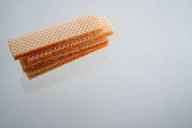 Beyaz üzerine izole edilmiş bisküvinin fotokopi alanı ile yakın görüntüsü. abur cubur.