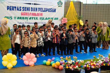 Serpong, Güney Tangerang, 19 Haziran 2024 - Altıncı sınıf öğrencilerinin serbest bırakılması için küçük çocukların sanat performansı. Endonezyaca.