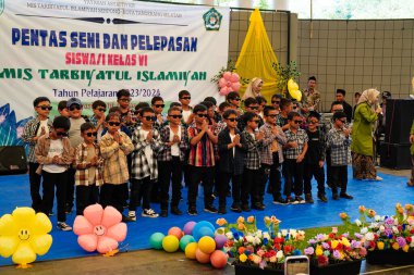 Serpong, Güney Tangerang, 19 Haziran 2024 - Altıncı sınıf öğrencilerinin serbest bırakılması için küçük çocukların sanat performansı. Endonezyaca.
