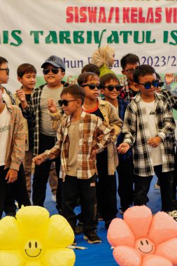 Serpong, Güney Tangerang, 19 Haziran 2024 - Altıncı sınıf öğrencilerinin serbest bırakılması için küçük çocukların sanat performansı. Endonezyaca.