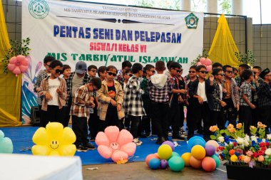 Serpong, Güney Tangerang, 19 Haziran 2024 - Altıncı sınıf öğrencilerinin serbest bırakılması için küçük çocukların sanat performansı. Endonezyaca.