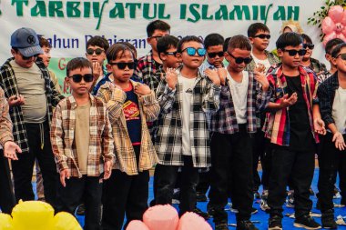 Serpong, Güney Tangerang, 19 Haziran 2024 - Altıncı sınıf öğrencilerinin serbest bırakılması için küçük çocukların sanat performansı. Endonezyaca.