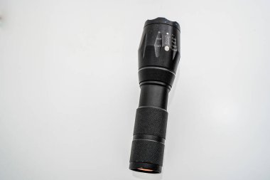 Beyaz üzerine izole edilmiş, fotokopi alanı olan el fenerini kapat. ışıklandırma enerjisi kavramı.