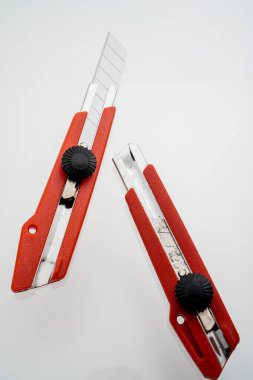 Beyaz arkaplanda izole edilmiş ve boş kopya alanı olan kırmızı kırtasiye bıçakları.