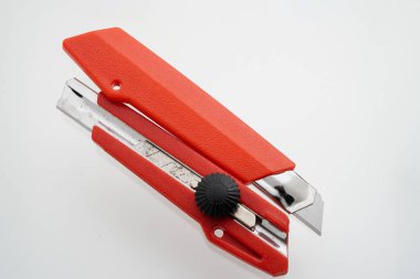 Beyaz arkaplanda izole edilmiş ve boş kopya alanı olan kırmızı kırtasiye bıçakları.