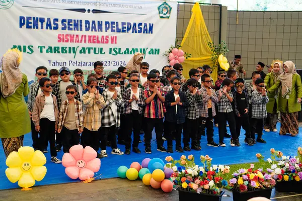 Serpong, Güney Tangerang, 19 Haziran 2024 - Altıncı sınıf öğrencilerinin serbest bırakılması için küçük çocukların sanat performansı. Endonezyaca.