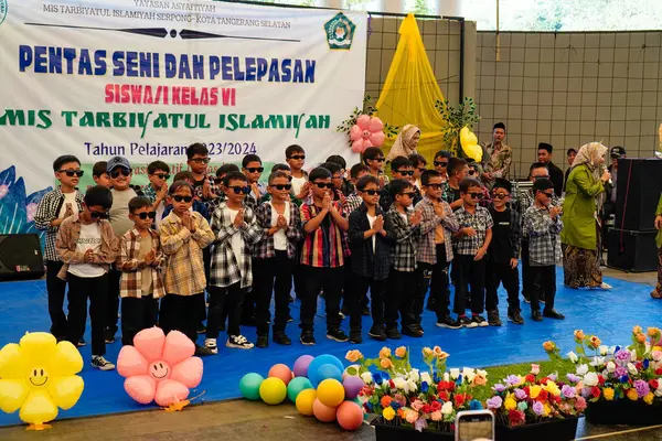 Serpong, Güney Tangerang, 19 Haziran 2024 - Altıncı sınıf öğrencilerinin serbest bırakılması için küçük çocukların sanat performansı. Endonezyaca.