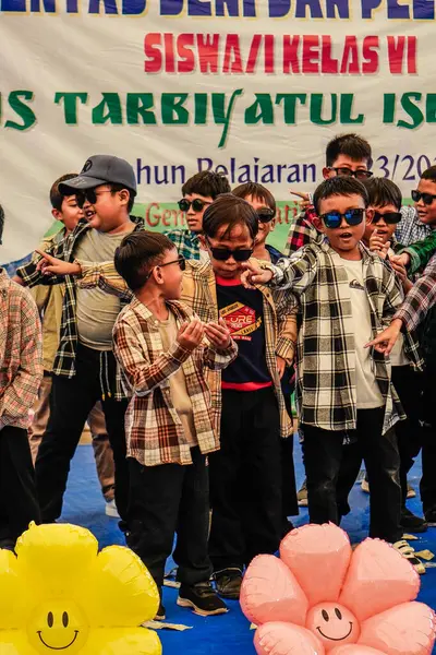 Serpong, Güney Tangerang, 19 Haziran 2024 - Altıncı sınıf öğrencilerinin serbest bırakılması için küçük çocukların sanat performansı. Endonezyaca.