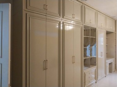 Ana yatak odasındaki tuvalet masasıyla birleşen gardırobun önü. Minimalist iç mekan konsepti..