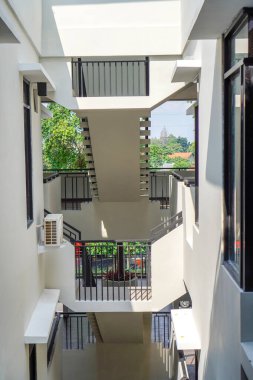 Demir bariyerli üç katlı otel binasının arka manzarası