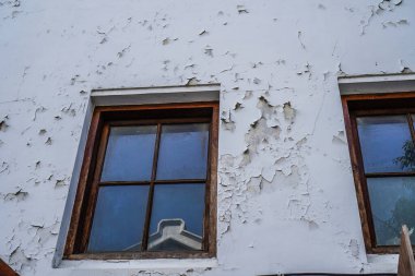 Camların her iki tarafında da boya olan eski bir binanın alt görüntüsü..