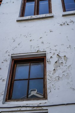 Camların her iki tarafında da boya olan eski bir binanın alt görüntüsü..