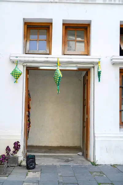 Binanın girişindeki ketupat süslemesinin ön görüntüsü.