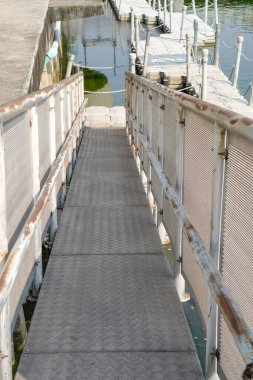 Eski Cakarta şehrindeki nehir kıyısına giden küçük bir yol..