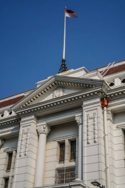 Boş fotokopi alanı ile gökyüzüne karşı klasik eski binanın alt görünümü.