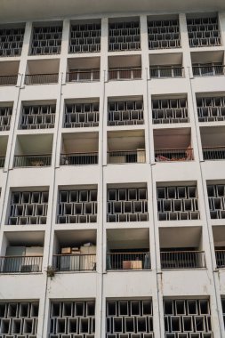 .Bir gökdelenin birçok penceresinden alt görünüm.