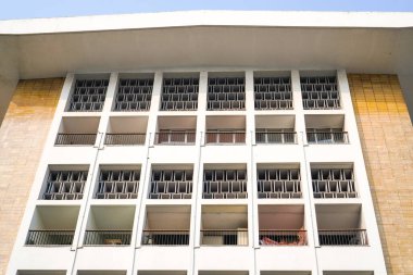 .Bir gökdelenin birçok penceresinden alt görünüm.