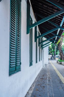 Şehrin varoşlarındaki klasik eski bir binanın penceresinden yan görünüş.