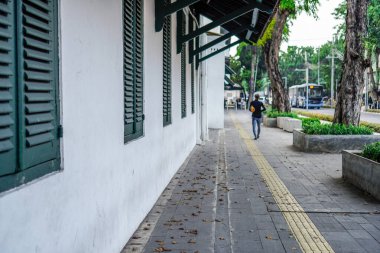 Şehrin varoşlarındaki klasik eski bir binanın penceresinden yan görünüş.