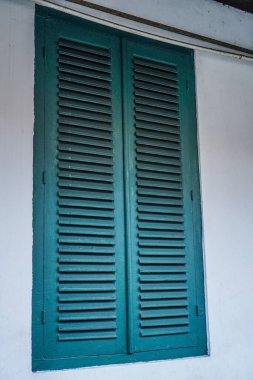 Klasik ahşap kafes penceresinin kenar görüntüsü.