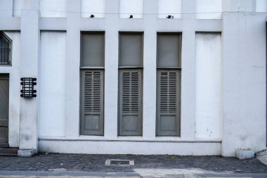 Beyaz duvarları olan klasik eski bir binanın tam çerçeve görüntüsü.