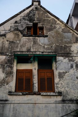 Açık ahşap pencereli klasik eski bina manzarası. Klasik eski bina konsepti.