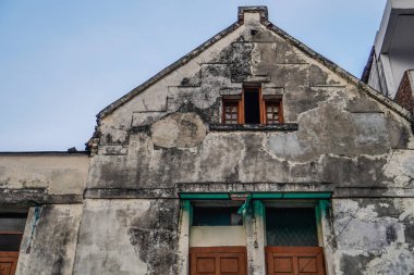 Açık ahşap pencereli klasik eski bina manzarası. Klasik eski bina konsepti.