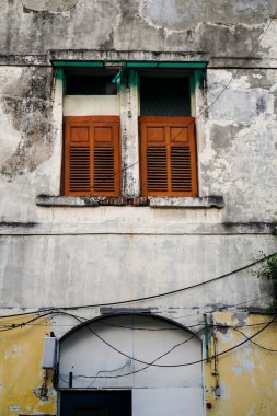 Açık ahşap pencereli klasik eski bina manzarası. Klasik eski bina konsepti.