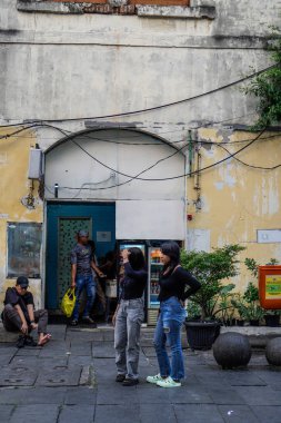 Eski şehir Jakarta, 20 Temmuz 2024. İnsanlar klasik eski binaların önünde dinleniyor. hafta sonu kaçamağı konsepti.