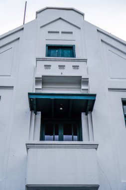 Gökyüzüne bakan klasik eski bir binanın düşük görünümü.