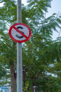 Trafik işaretine yakın durmak yasaktır..