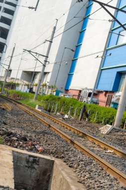 Ancol kentsel binasının yanındaki elektrik tren hattı, Kuzey Jakarta.